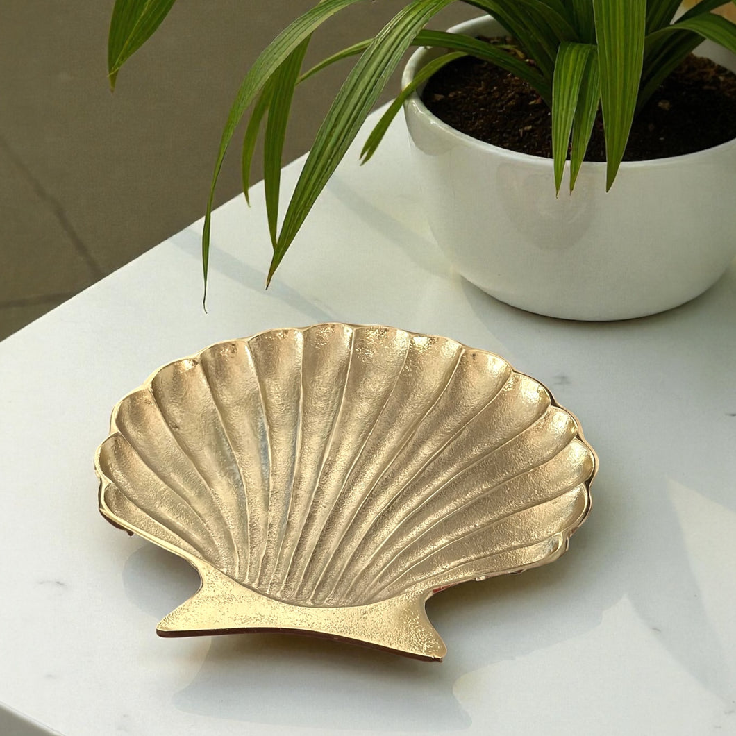 Meraki Lily Maris Tray – gold shell-shaped serving and home décor tray