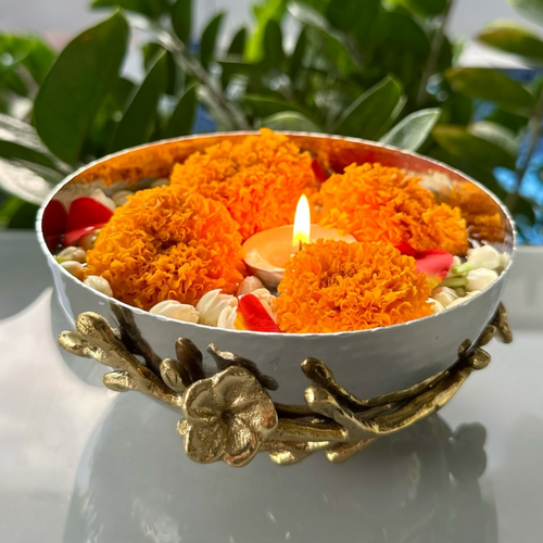 Alina Bowl with refined design, ideal for serving nuts, chocolates, candies, or small snacks.